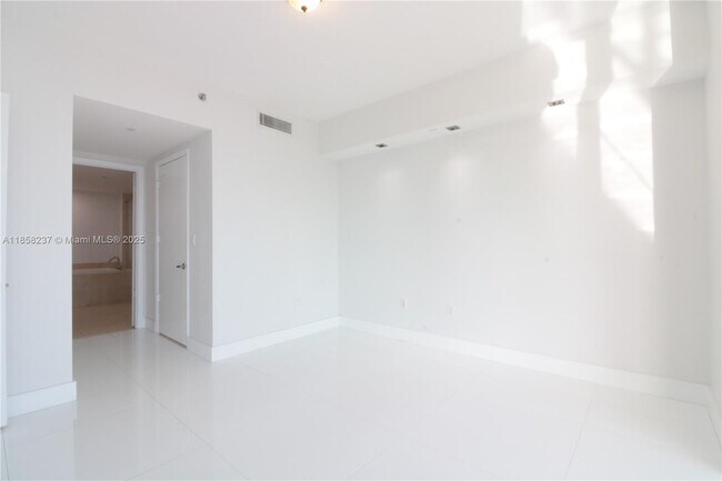 Building Photo - 495 Brickell Ave