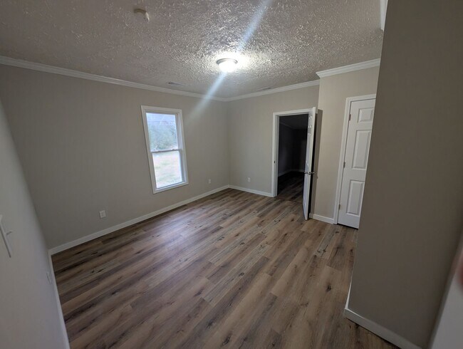 Foto del edificio - NEW LISTING