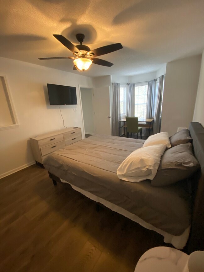 Foto del edificio - 5829 Green Forest Dr