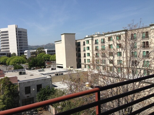 Photo - 125 N Raymond Ave Apartment