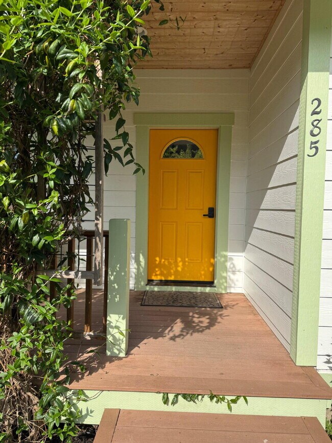 Building Photo - Single-family 3-bedroom home in a desirable neighborhood in town!