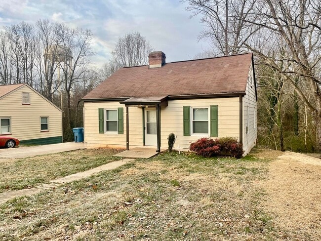 Photo - Welcome to this charming 2-bedroom, 1-bathroom home located in the vibrant community of Hickory, NC.