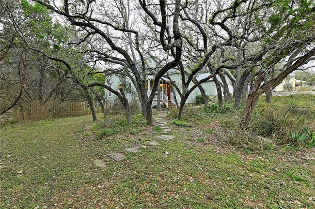 Building Photo - 806 Presa Arriba Rd