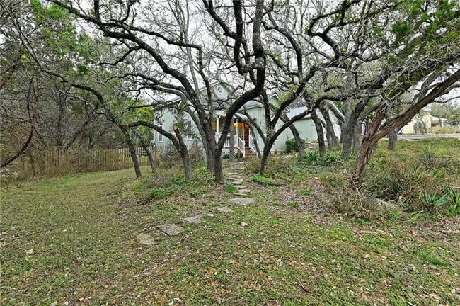Foto del edificio - 806 Presa Arriba Rd