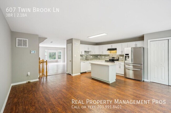 Foto del edificio - 607 Twin Brook Ln