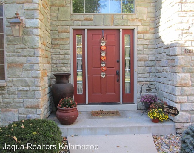 Building Photo - 5 br, 3.5 bath House - 6204 Deer Run