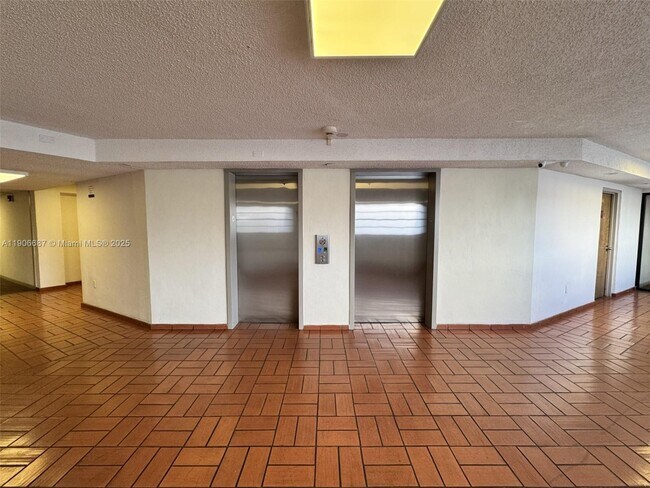 Foto del edificio - 5800 SW 127th Ave