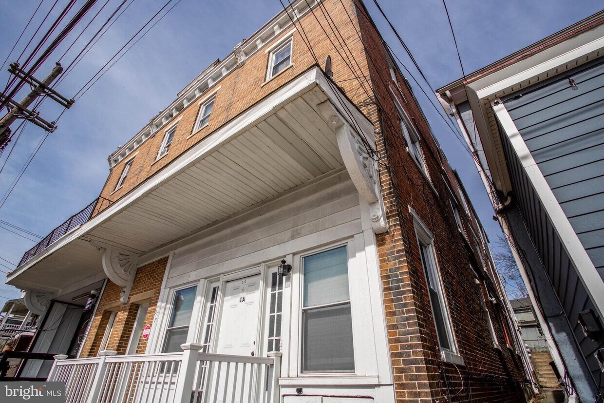 Foto principal - 217 W Lancaster Ave