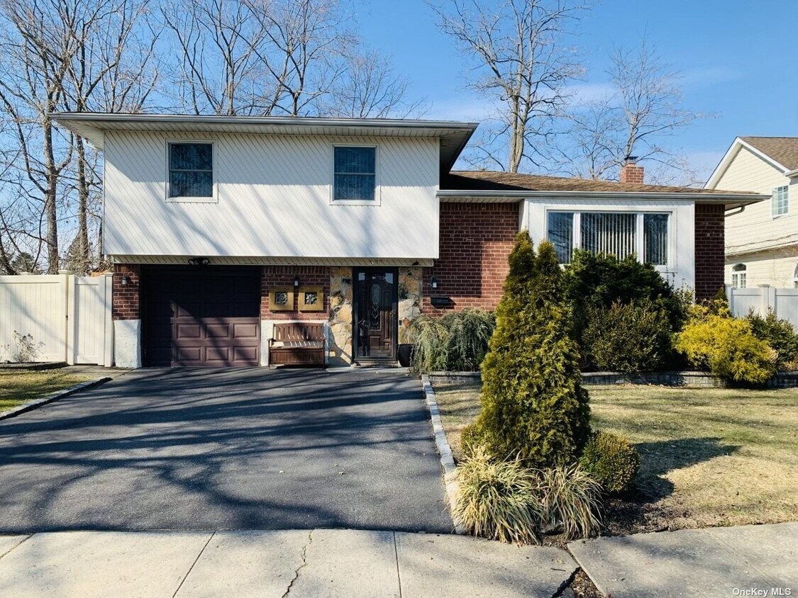 Primary Photo - 597 Plainview Rd