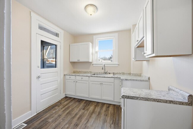 Foto del edificio - Charming Updated 2BR Home with New Flooring & Rear Porch
