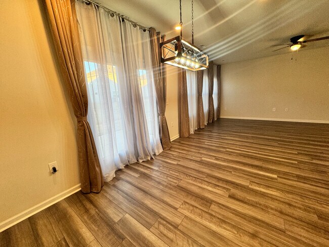Foto del edificio - Room in House on Bedrock Rd
