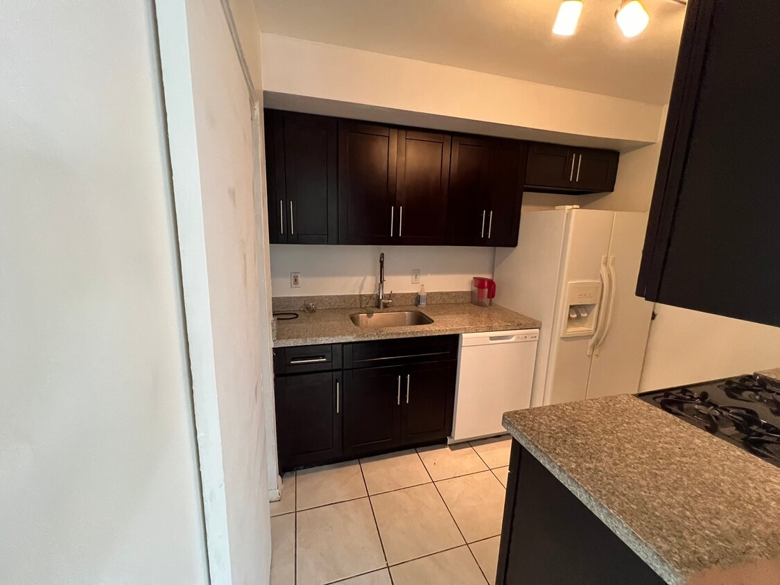 Primary Photo - 6904 N Kendall Dr