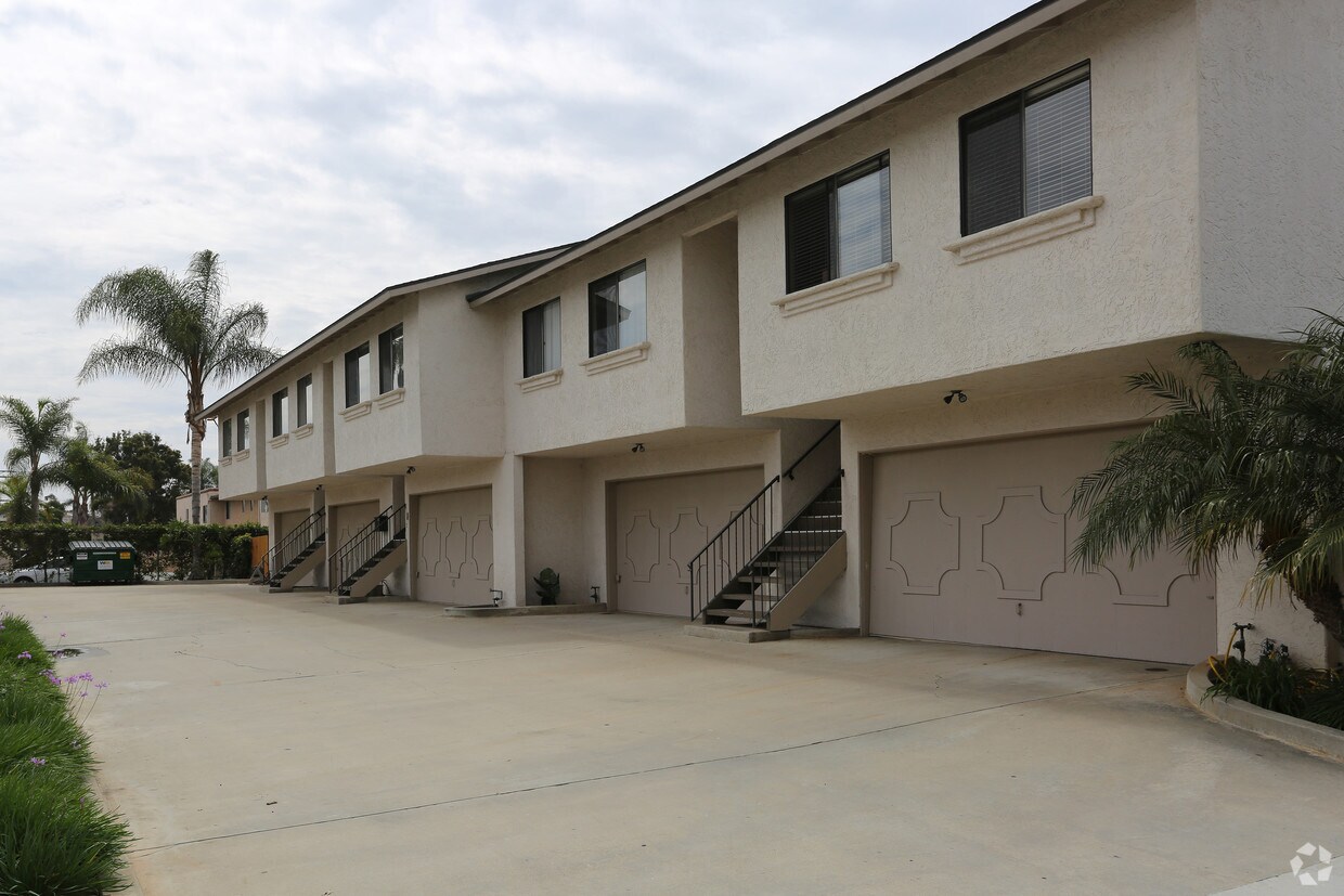 Building Photo - Dos Amigos