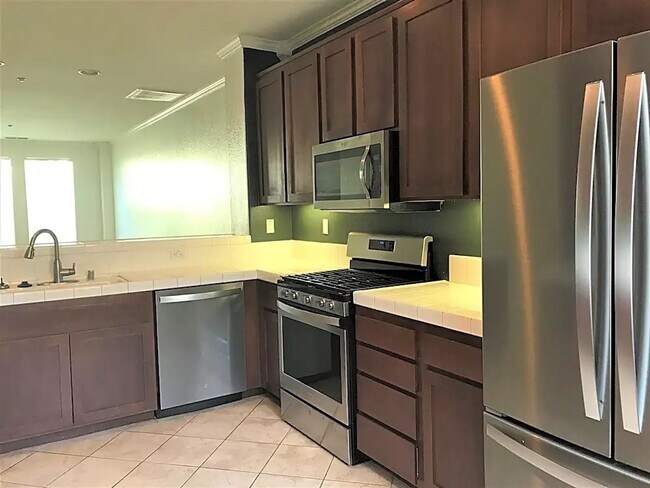Foto del edificio - Charming 4 bedroom 4 bathroom in heart of East Lake!