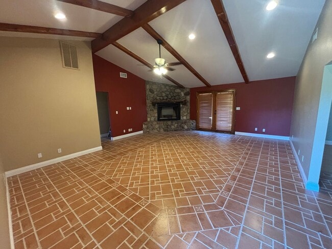 Building Photo - Single-Story Horse Property on 2 Acres in Canyon Country!