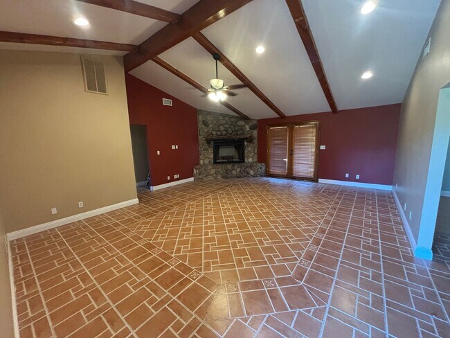 Foto del edificio - Single-Story Horse Property on 2 Acres in Canyon Country!