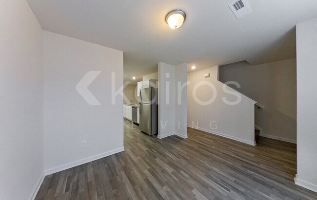Foto del edificio - 348 Waterfall Rd