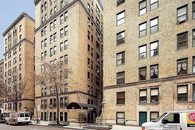 Foto del edificio - 325 W 45th St