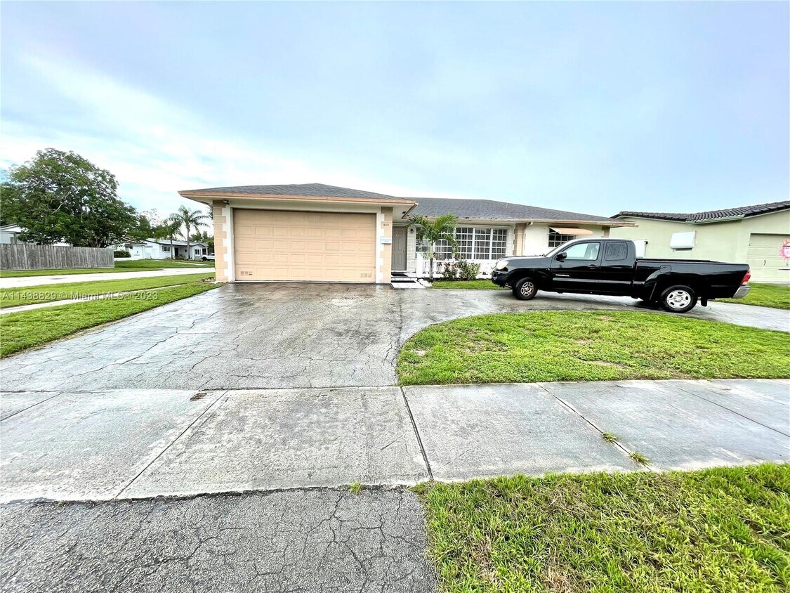 Primary Photo - 5115 W Park Rd