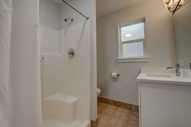 Building Photo - Quiet neighborhood home in Bends Westside