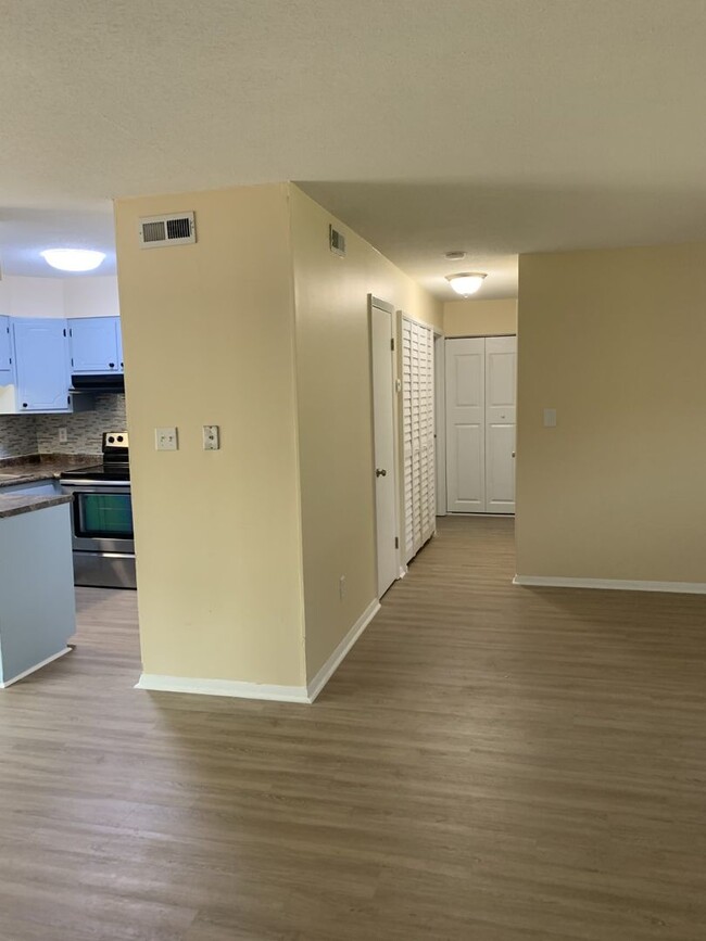 Foto del edificio - 5800 Falls of Neuse "B", 2-bd, 2-ba condo,...