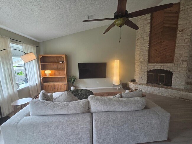 Foto del edificio - 1604 Kimmerling Ln