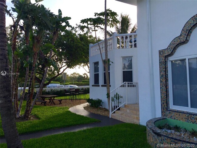 Foto del edificio - 2800 Pine Tree Dr