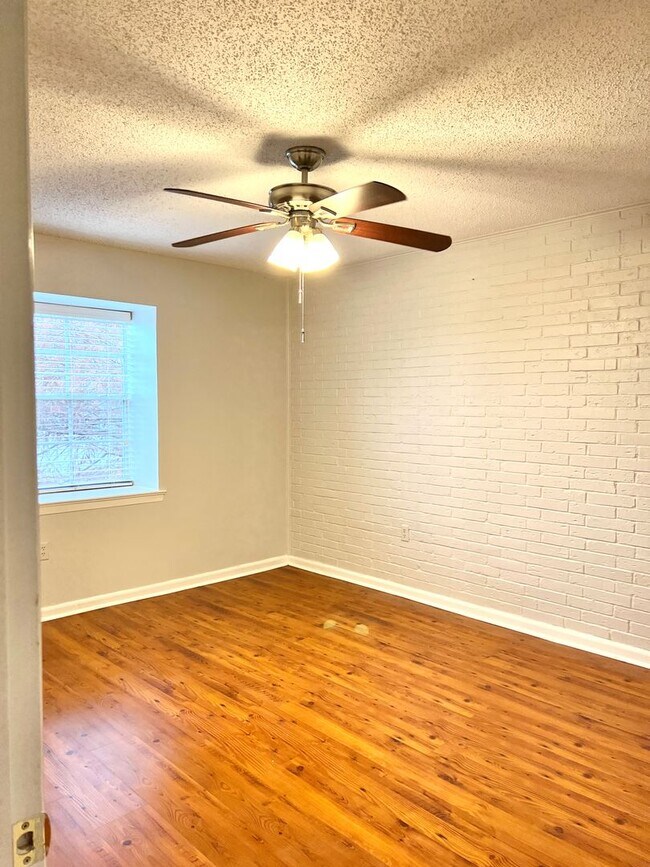 Building Photo - 1 BD/1 BA Condo located in Vieux Carre on Government St. - Gated Community