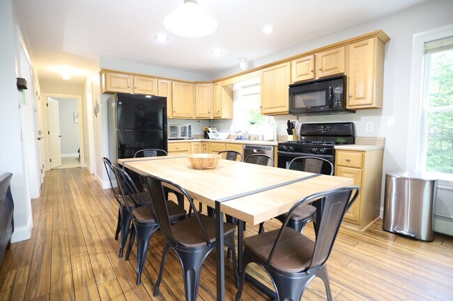 Building Photo - 4 Bed FURNISHED Winter Seasonal - Private Home Close to Ski Mountains! - $2940/mo, 6mo Lease