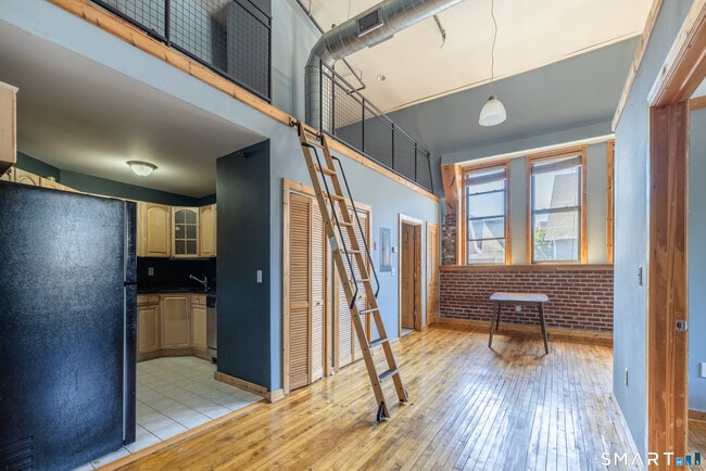 Building Photo - 325 Myrtle Ave
