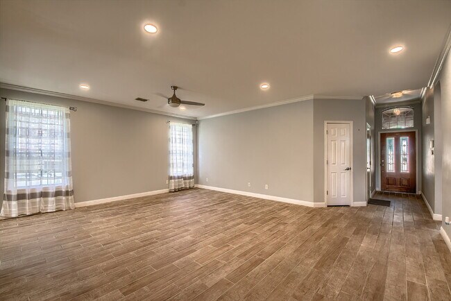 Foto del edificio - OFFERING 50% OFF THE 1ST MONTH'S RENT