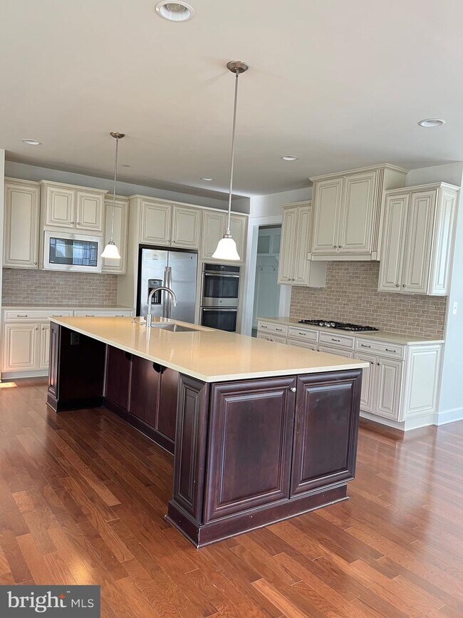 Building Photo - 8227 S Maple Lawn Blvd