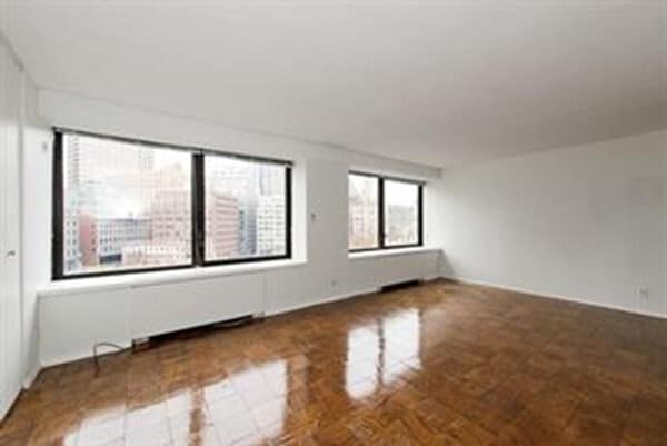 Foto principal - 65 E India Row