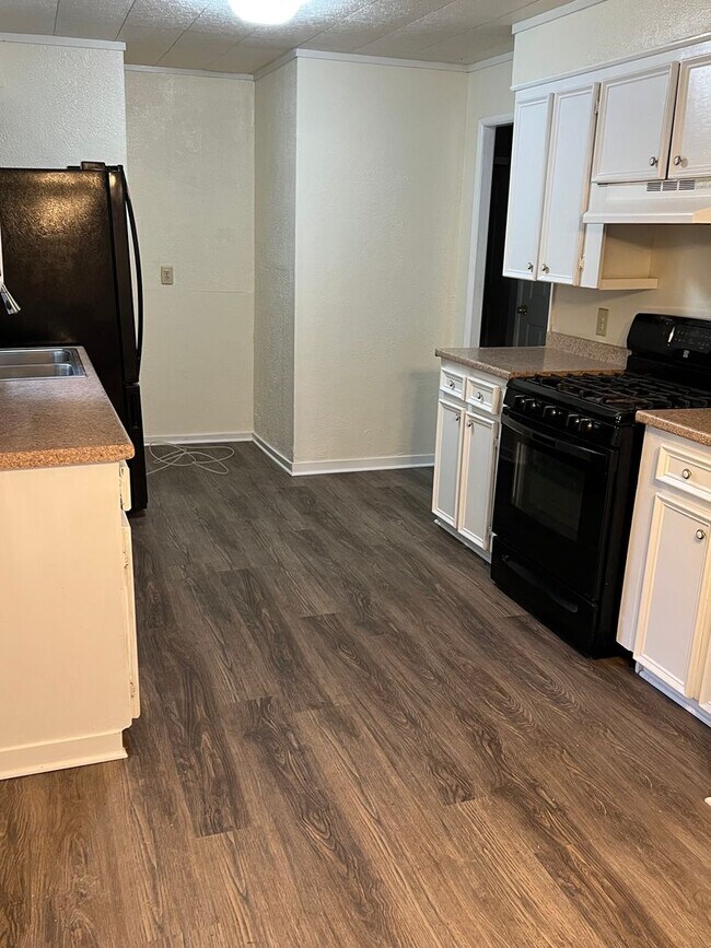 Building Photo - 3 Bedroom, 1 Bath