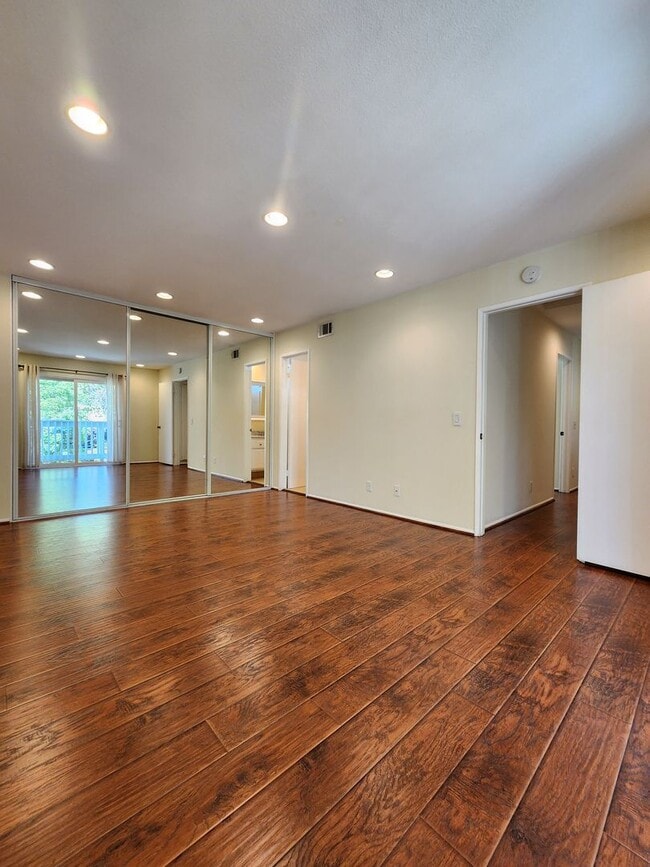 Building Photo - Bright & Beautiful Home Nestled Near Natur...