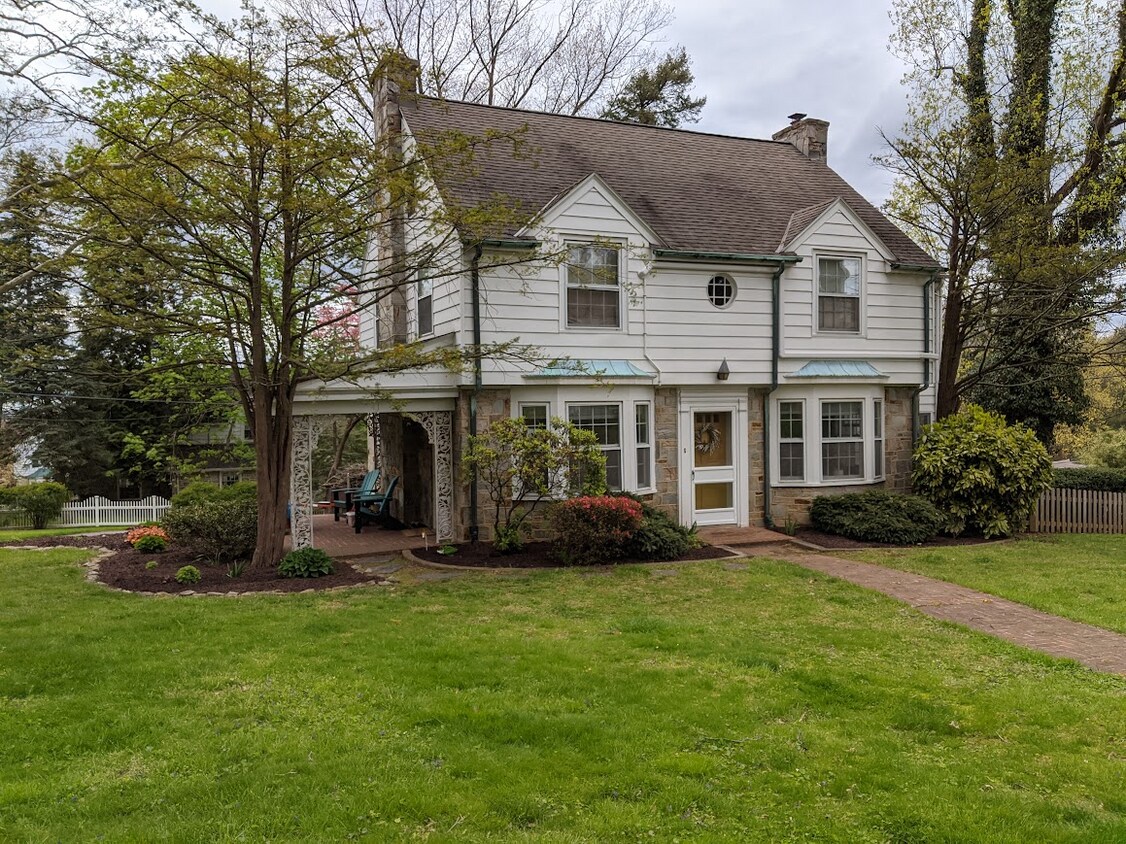 Primary Photo - 401 Old Orchard Ln