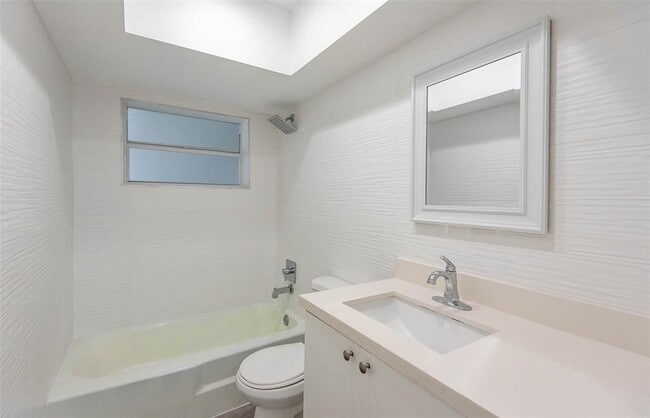 Foto del edificio - 651 Pine Dr