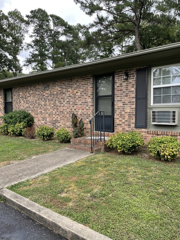 Foto principal - 7614-B Brewster Drive, Fayetteville, NC 28303