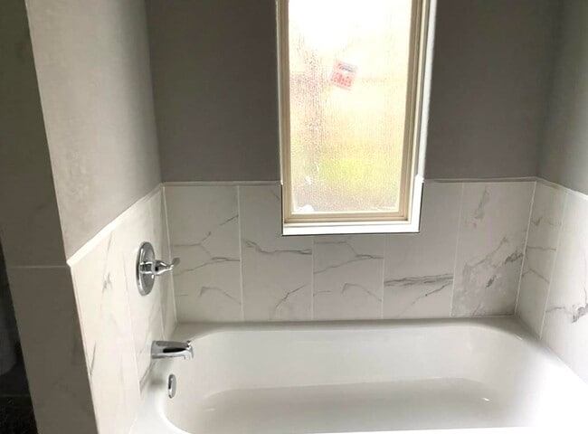 Master Bath - 1511 Illinois Ave