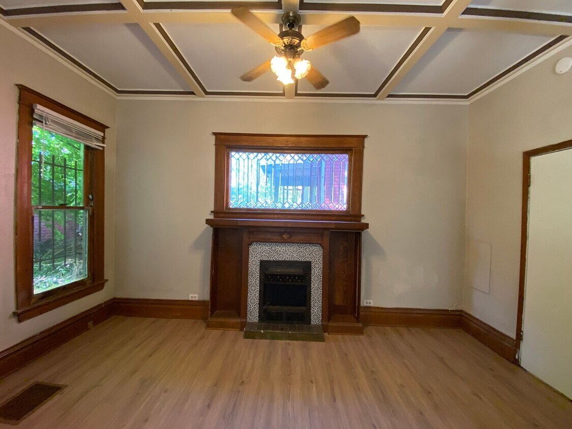 319 W Dutton St Unit 1, Kalamazoo, MI 49007 Room for Rent in