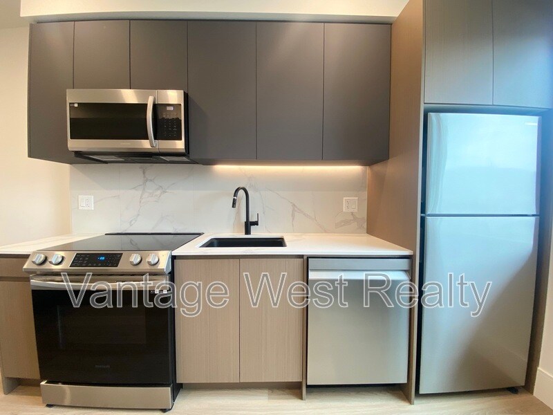 720 K. L. O. Rd Unit 1 FREE MONTH OFFER, Kelowna, BC V1Y 7S8 Condo