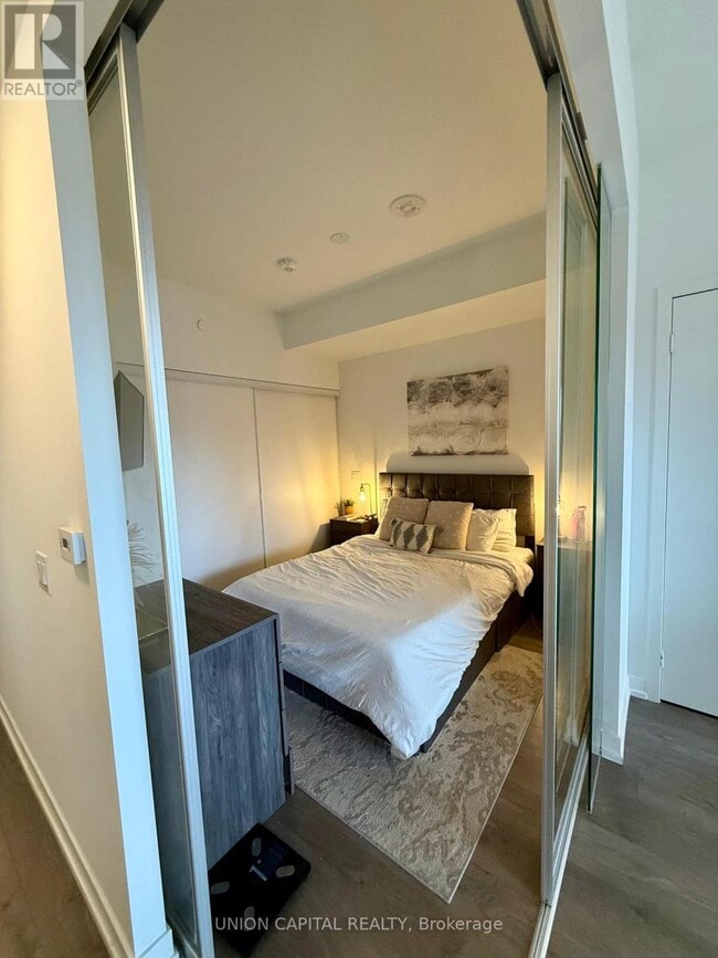 Building Photo - 270 Dufferin St