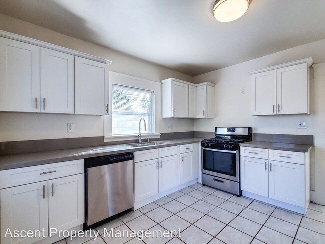 Building Photo - 235 33rd St