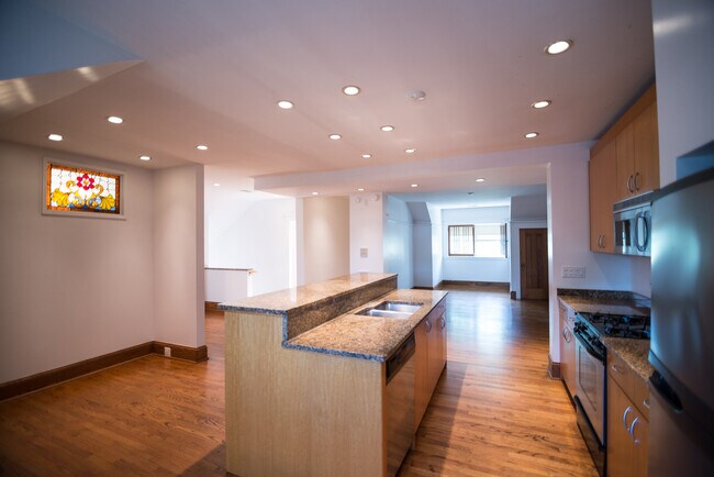 Foto del edificio - 2556 N Kimball Ave