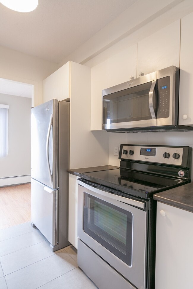 Building Photo - 705 Boulevard Churchill