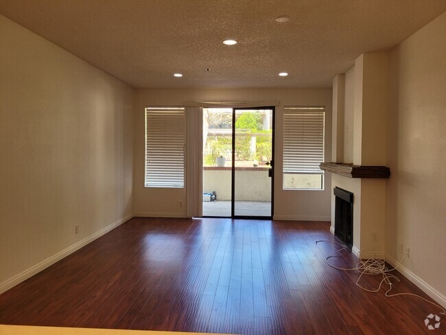Building Photo - 2563 Plaza del Amo
