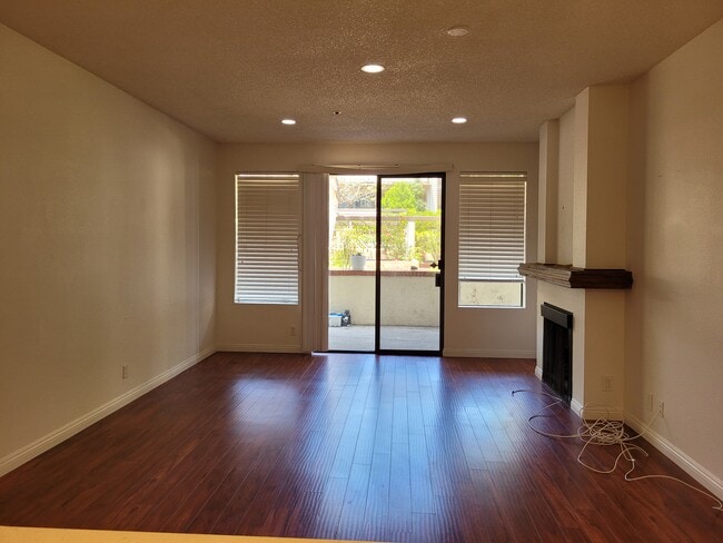 Building Photo - 2563 Plaza del Amo