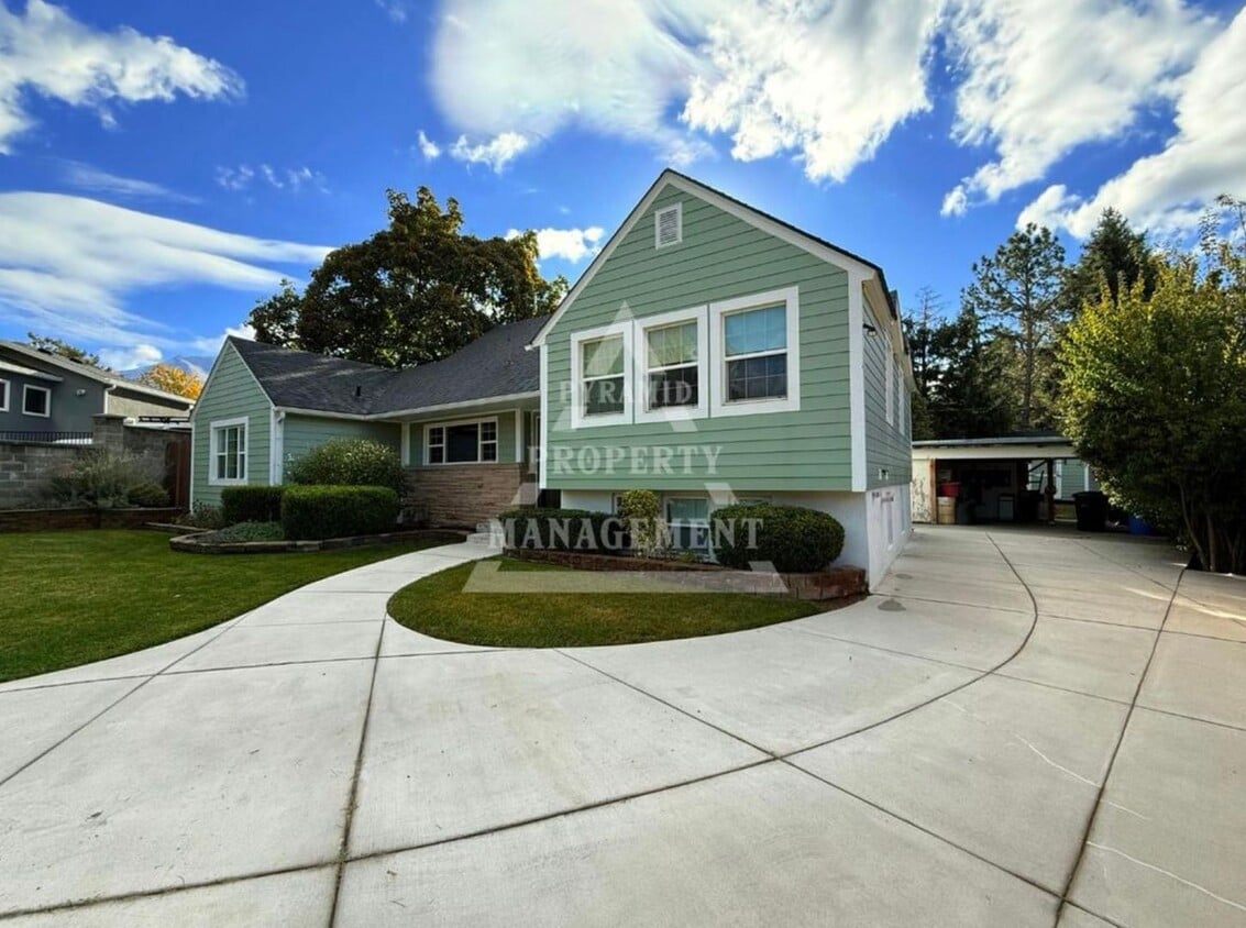 Primary Photo - Beautiful Millcreek Home!