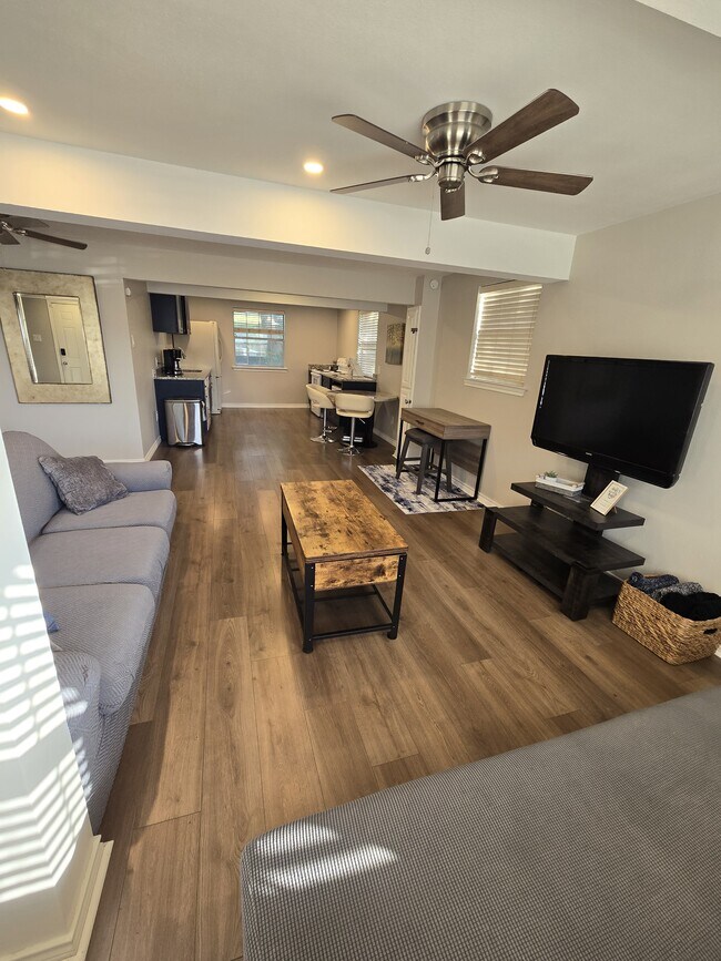 Amplia sala de estar - 2708 Pin Oak Ln