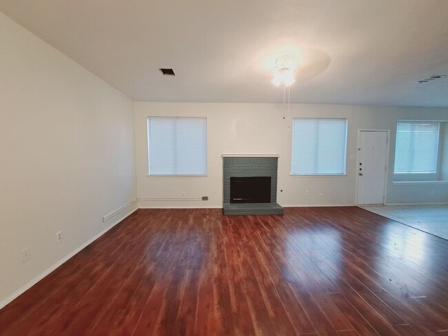 Foto del edificio - 2 Story 3/2.5/2 with 2 living and 2 dining...